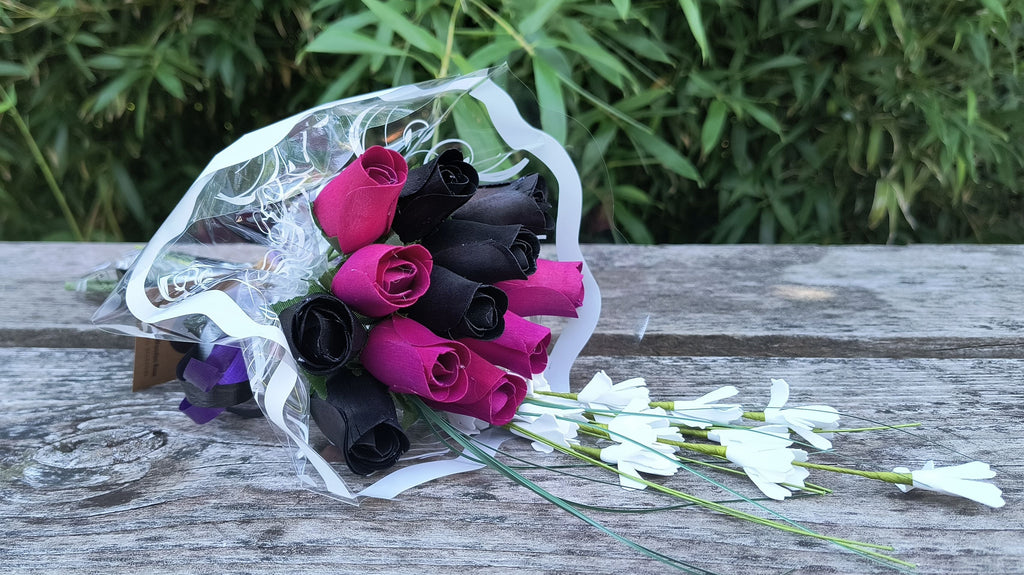 Wooden Rose Bouquet – Black & Violet