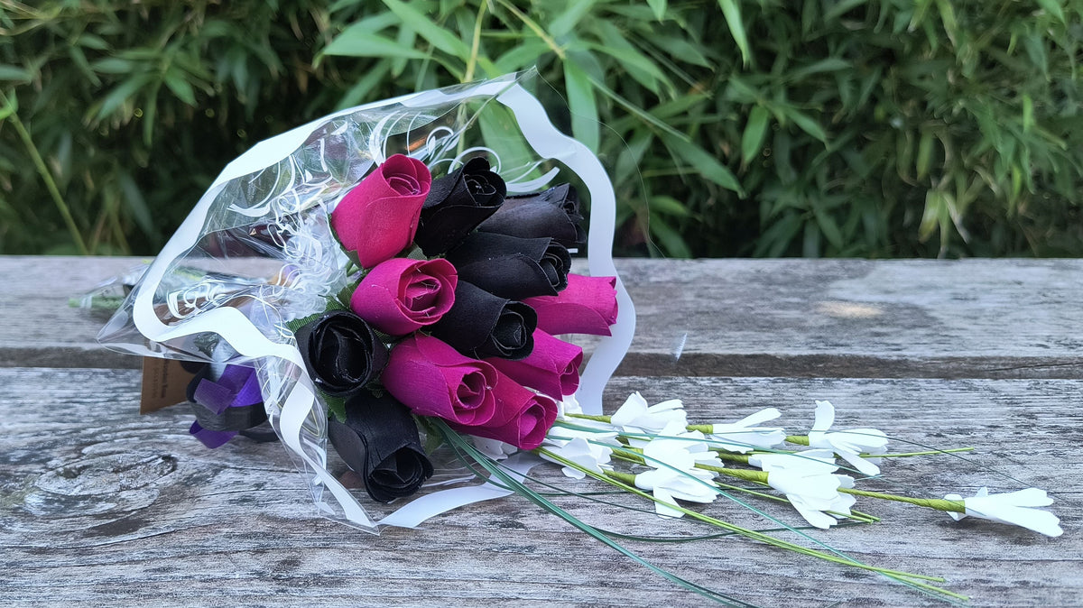 Wooden Rose Bouquet – Black & Violet