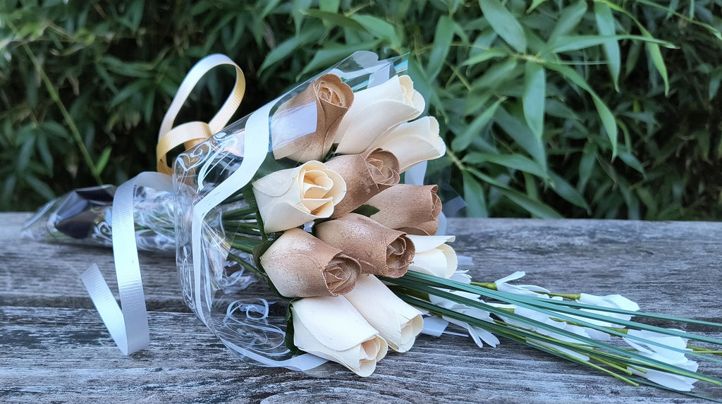 Wooden Rose Bouquet – Gold & White