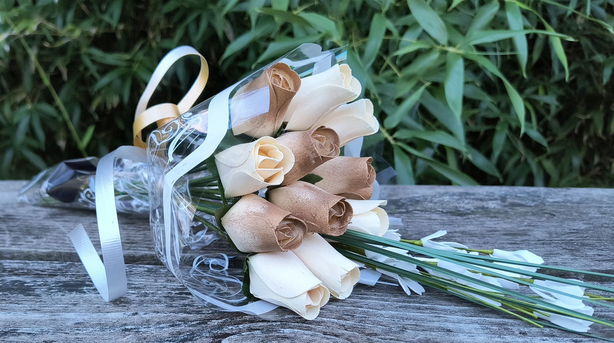 Wooden Rose Bouquet – Gold & White