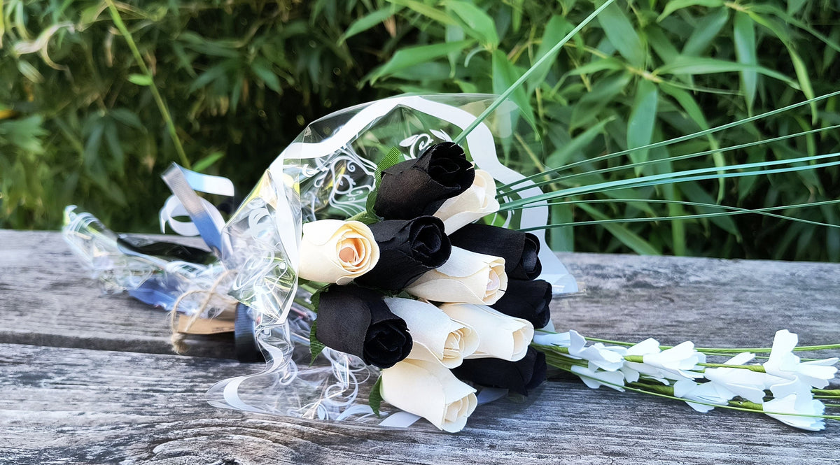 Everyday Wooden Rose Bouquet – Black & White