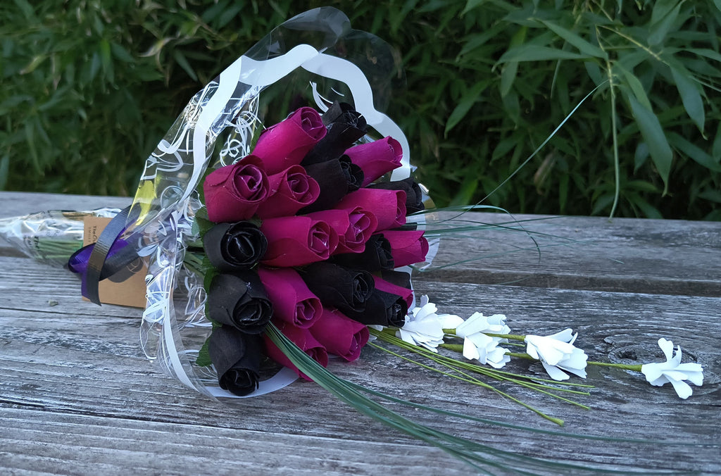 Wooden Rose Bouquet – Black & Violet