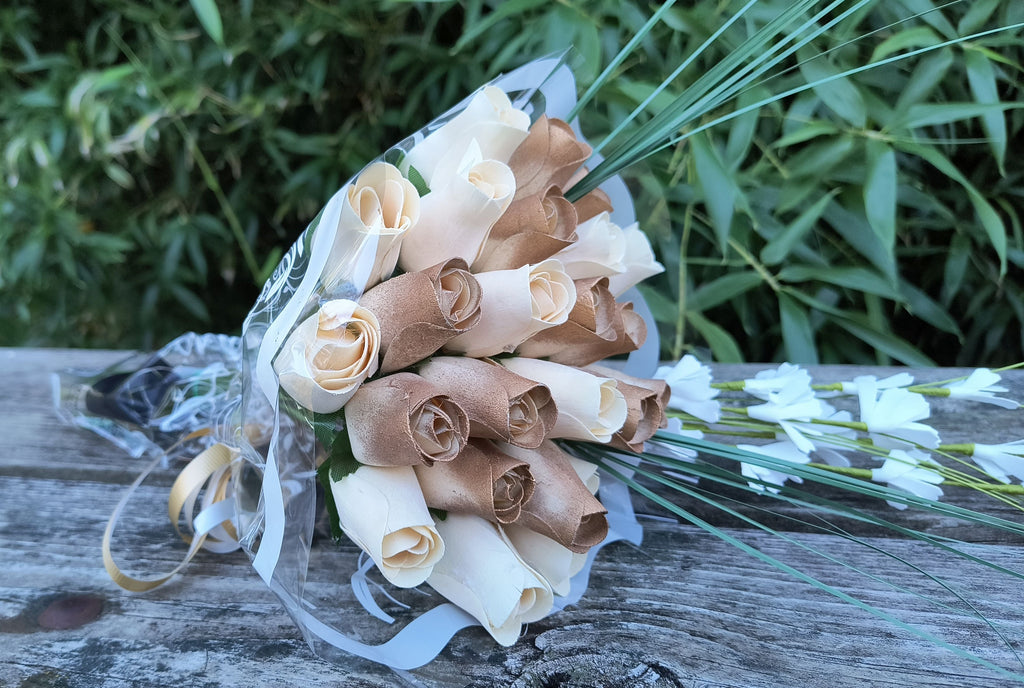 Wooden Rose Bouquet – Gold & White