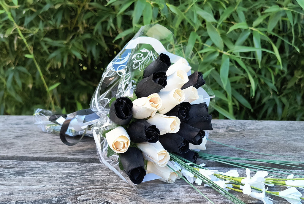 Everyday Wooden Rose Bouquet – Black & White