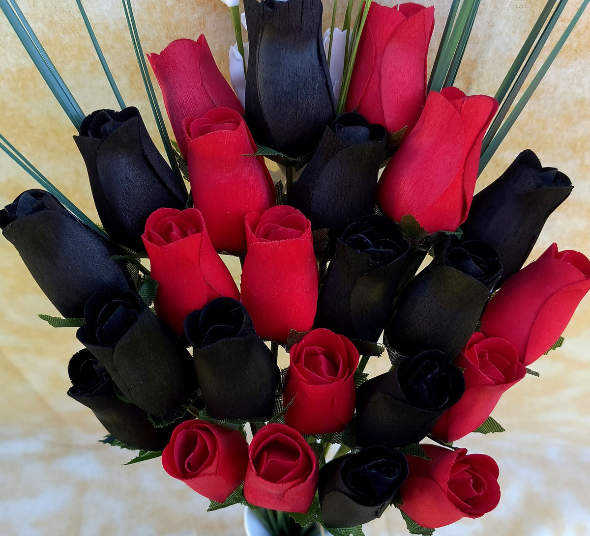 Everyday Wooden Rose Bouquet – Black & Red