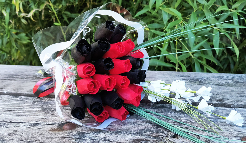 Everyday Wooden Rose Bouquet – Black & Red