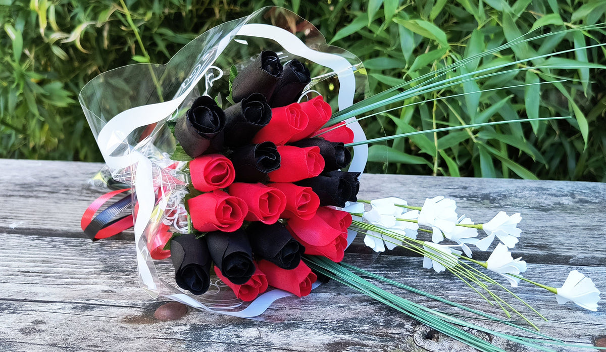 Everyday Wooden Rose Bouquet – Black & Red