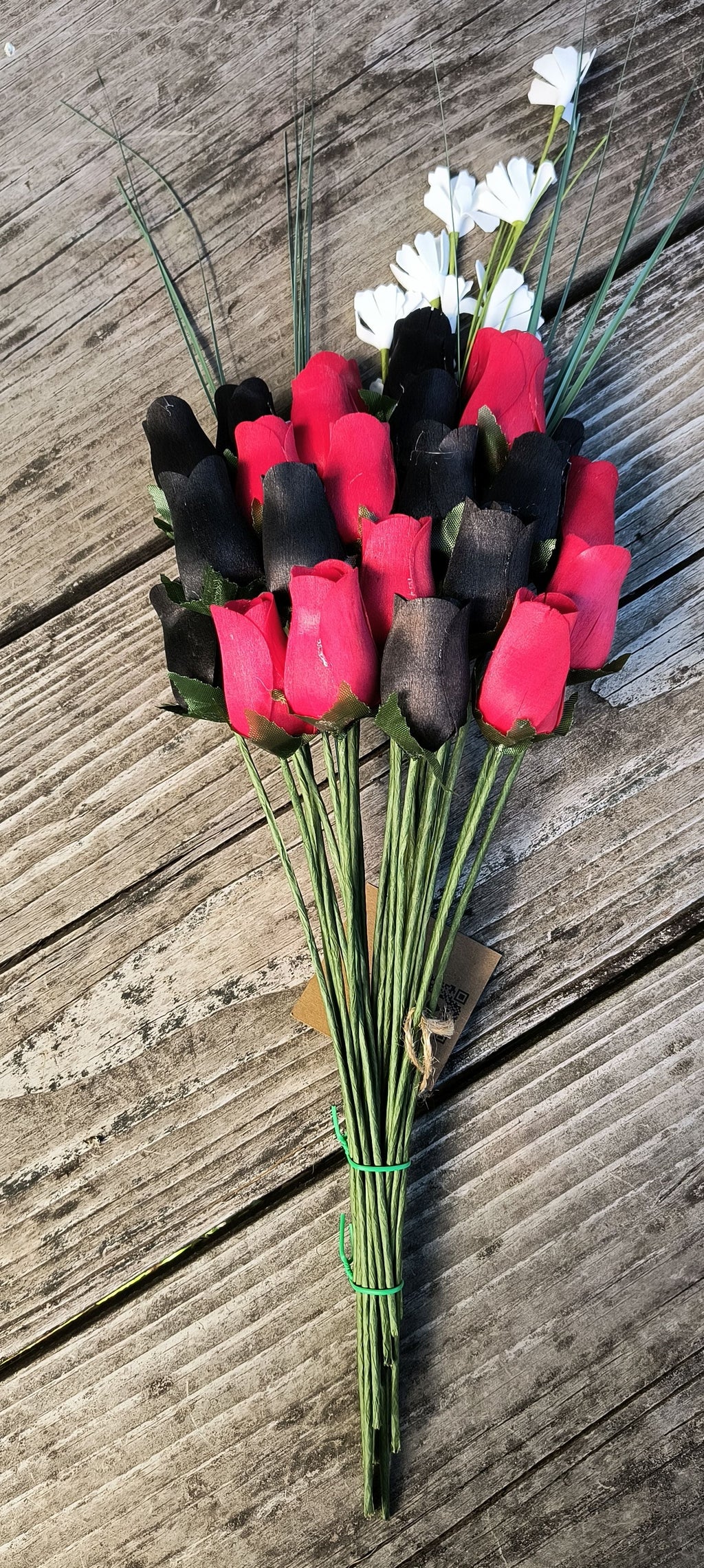 Everyday Wooden Rose Bouquet – Black & Red