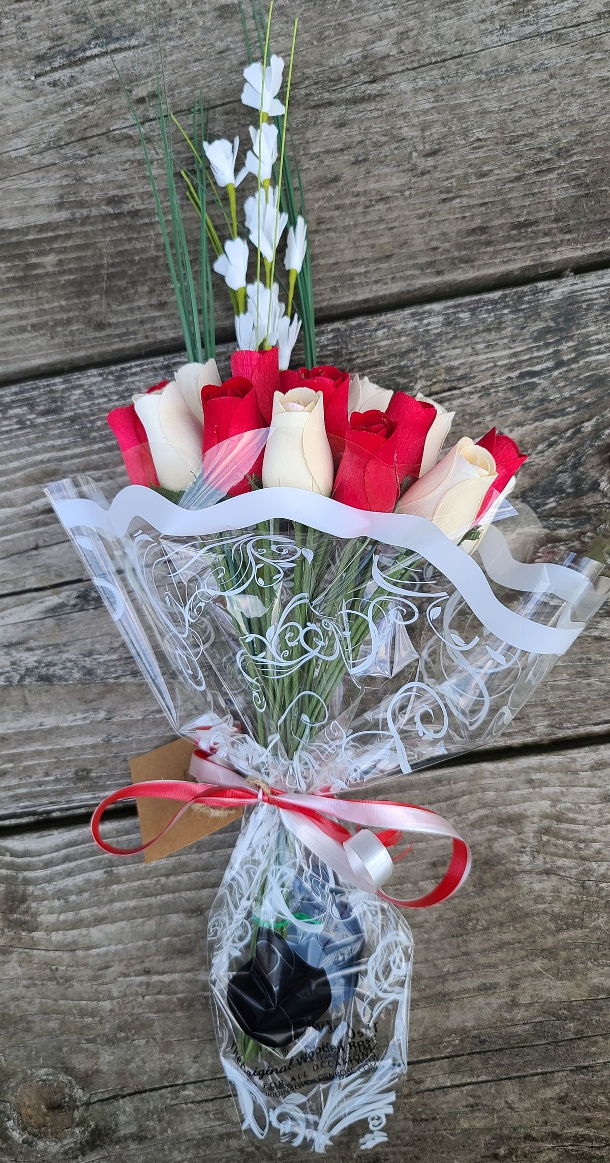 Wooden Rose Bouquet – Red & White