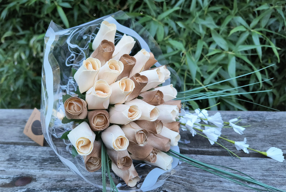 Wooden Rose Bouquet – Gold & White