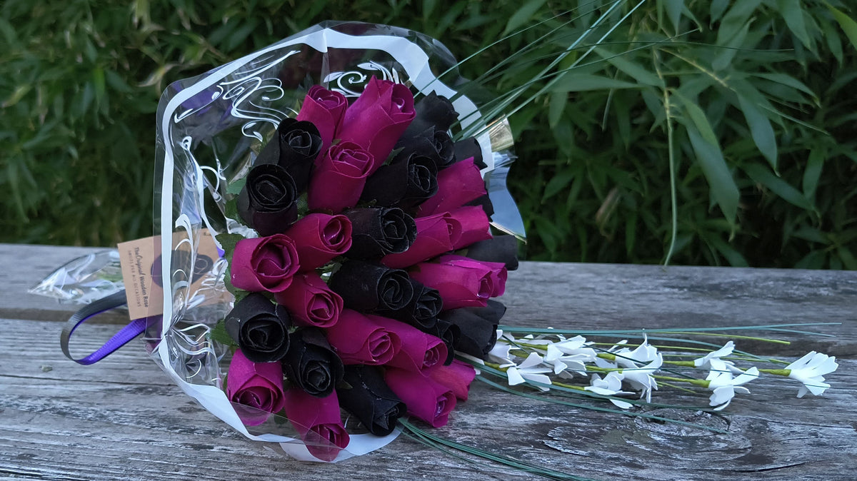 Wooden Rose Bouquet – Black & Violet