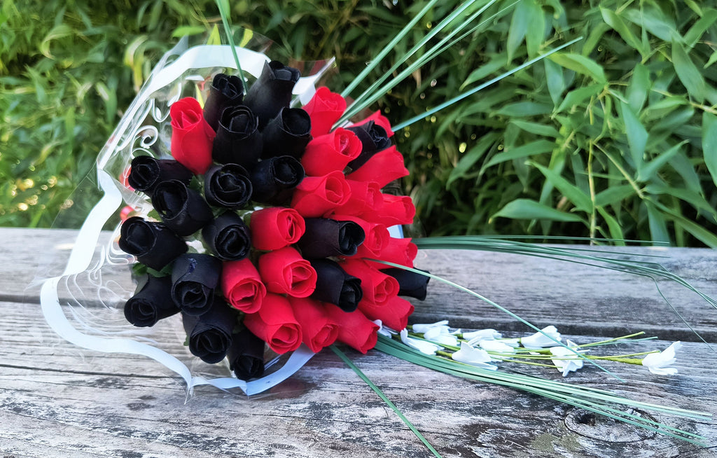 Everyday Wooden Rose Bouquet – Black & Red