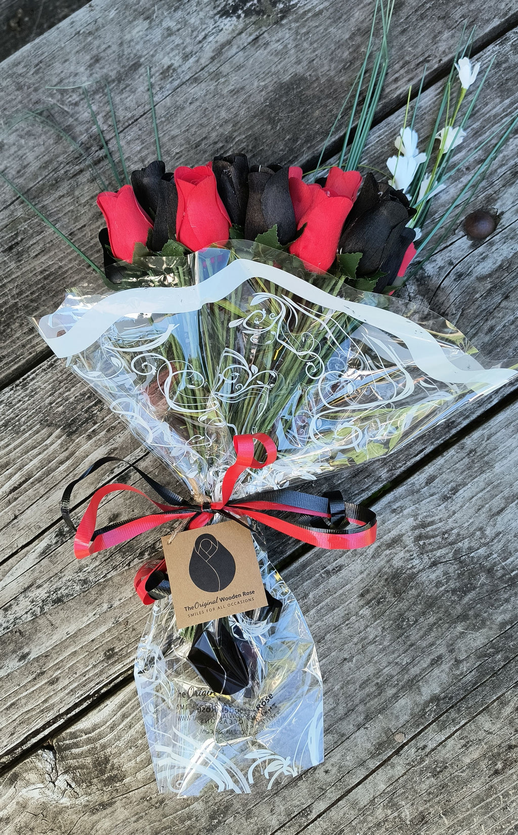 Everyday Wooden Rose Bouquet – Black & Red
