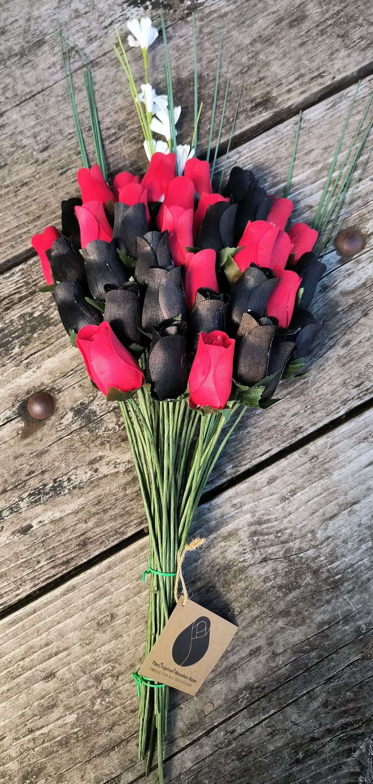 Everyday Wooden Rose Bouquet – Black & Red
