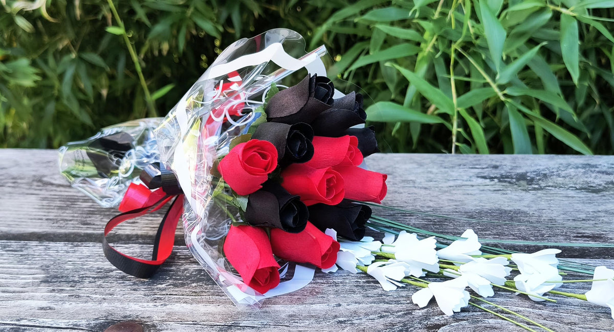 Everyday Wooden Rose Bouquet – Black & Red