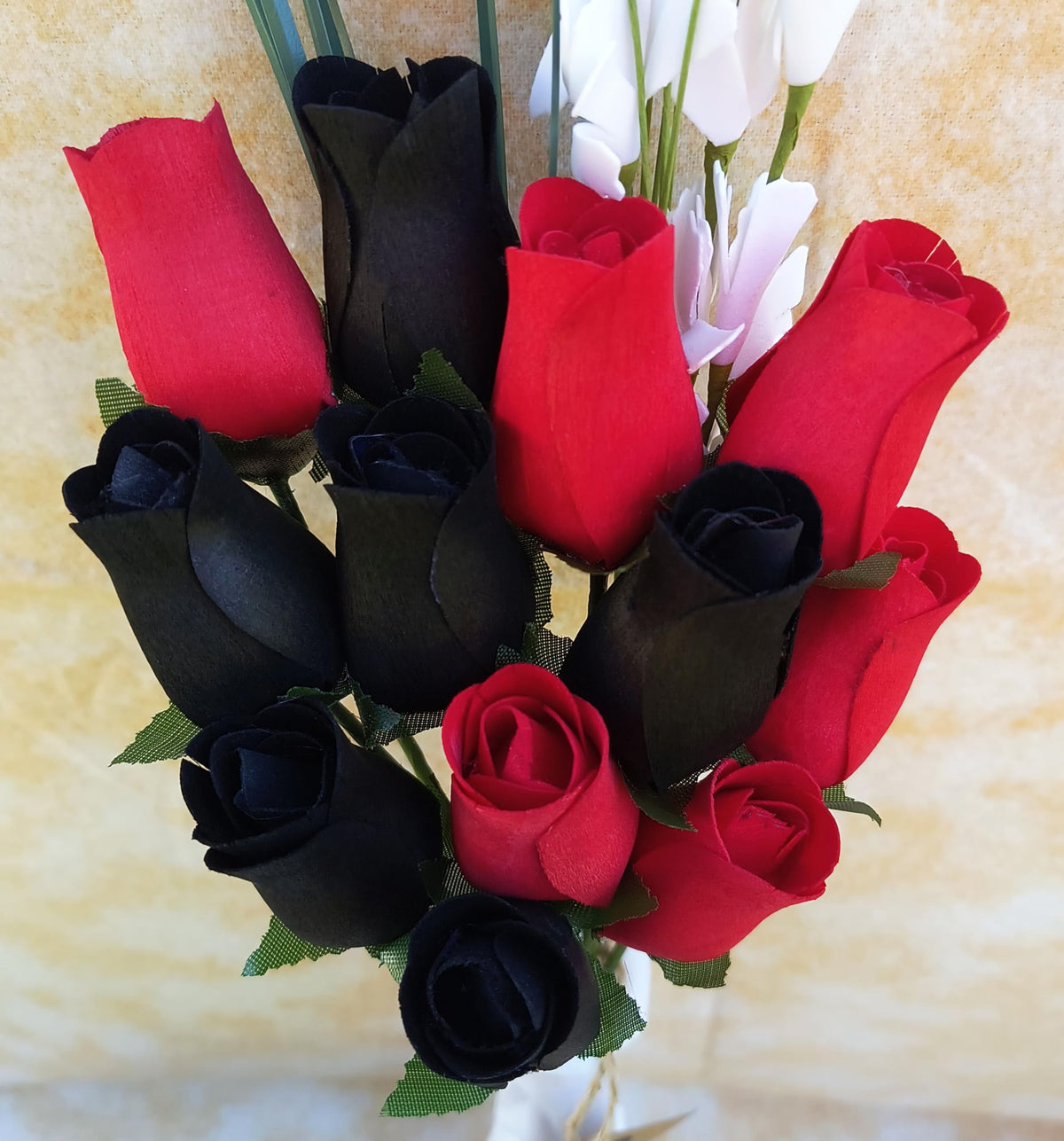 Everyday Wooden Rose Bouquet – Black & Red