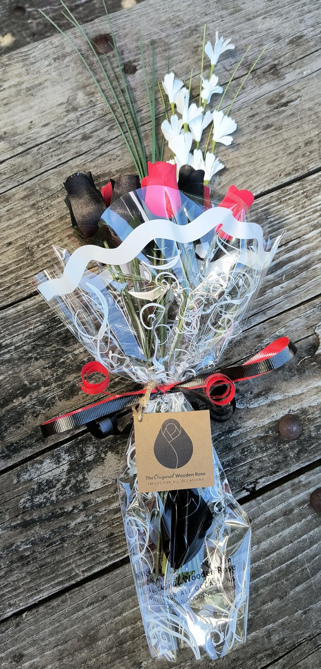 Everyday Wooden Rose Bouquet – Black & Red