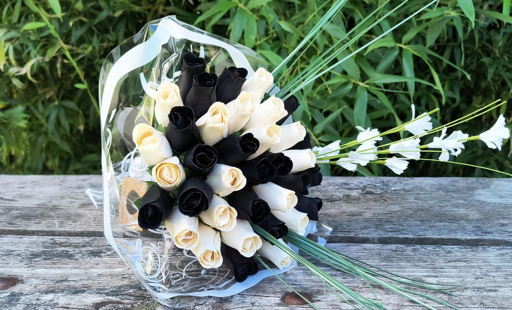 Everyday Wooden Rose Bouquet – Black & White